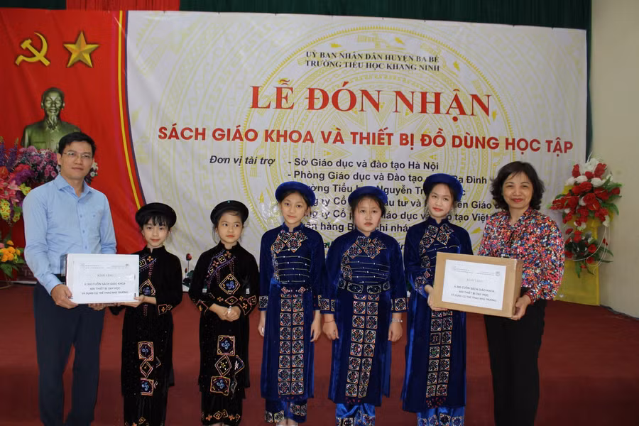Cô Phạm Tố Uyển - Hiệu trưởng Trường Tiểu học Nguyễn Trung Trực (quận Ba Đình, Hà Nội) cùng nhà tài trợ trao quà đến học sinh Trường Tiểu học Khang Ninh.