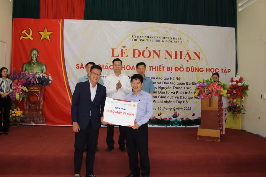 Đơn vị tài trợ trao thiết bị máy tính cho Trường Tiểu học Khang Ninh.