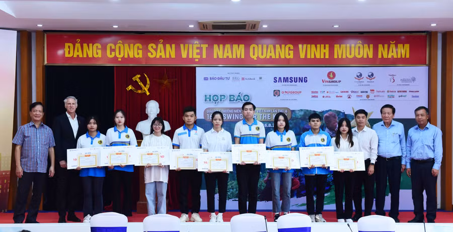 Ban tổ chức trao học bổng cho các sinh viên. Ảnh: BTC.
