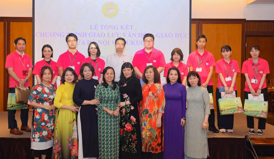 Lãnh đạo các trường THPT tặng quà lưu niệm cho đoàn giáo viên và học sinh Nhật Bản. Lãnh đạo các trường THPT tặng quà lưu niệm cho đoàn giáo viên và học sinh Nhật Bản.