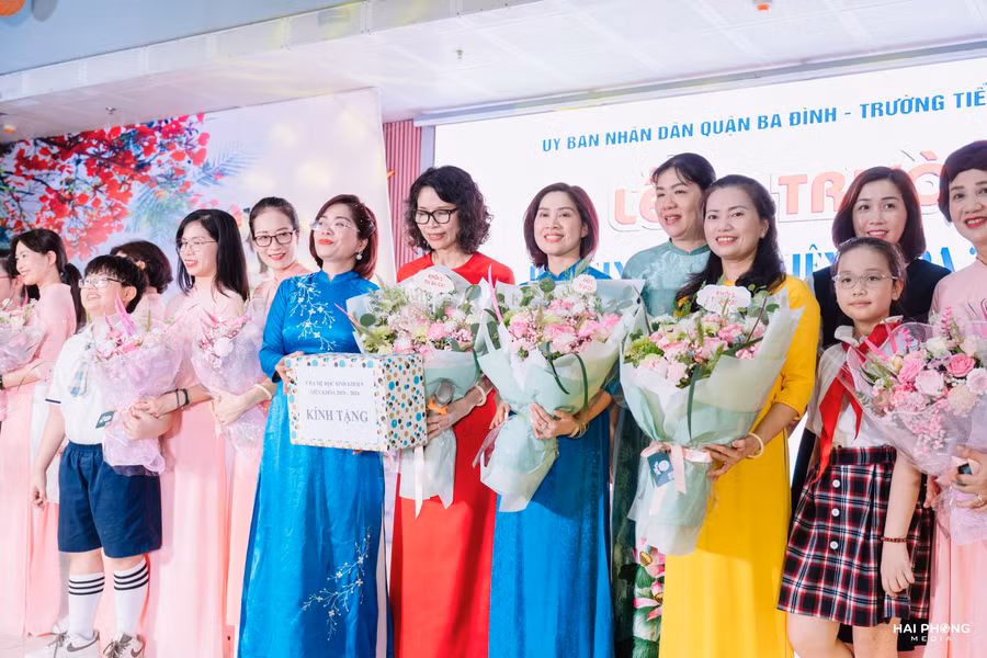 Phụ huynh học sinh chụp ảnh lưu niệm với Ban giám hiệu và giáo viên trường Tiểu học Kim Đồng.