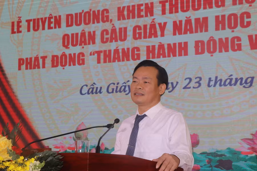 Ông Bùi Tuấn Anh - Chủ tịch UBND quận Cầu Giấy phát biểu tại buổi lễ.