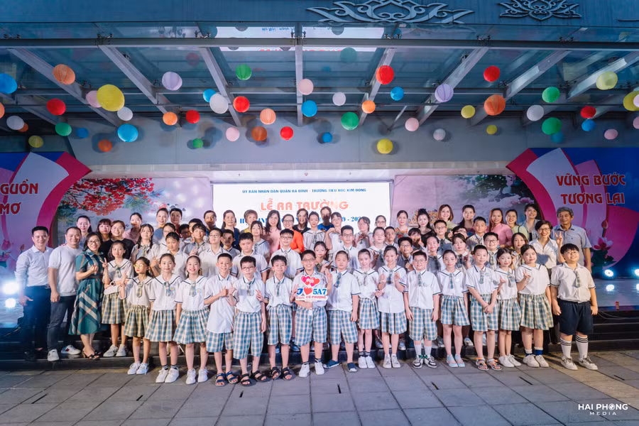 Hình ảnh cô trò lớp 5 trường Tiểu học Kim Đồng trong buổi lễ ra trường.