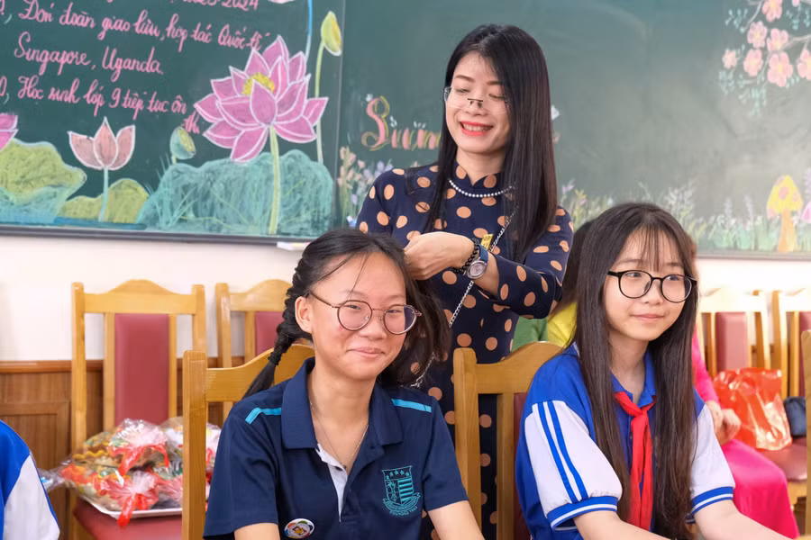Học sinh THCS Swiss Cottage bất ngờ vì sự thân thiện của cô giáo và các bạn trường THCS Thành Công. Học sinh THCS Swiss Cottage bất ngờ vì sự thân thiện của cô giáo và các bạn trường THCS Thành Công.