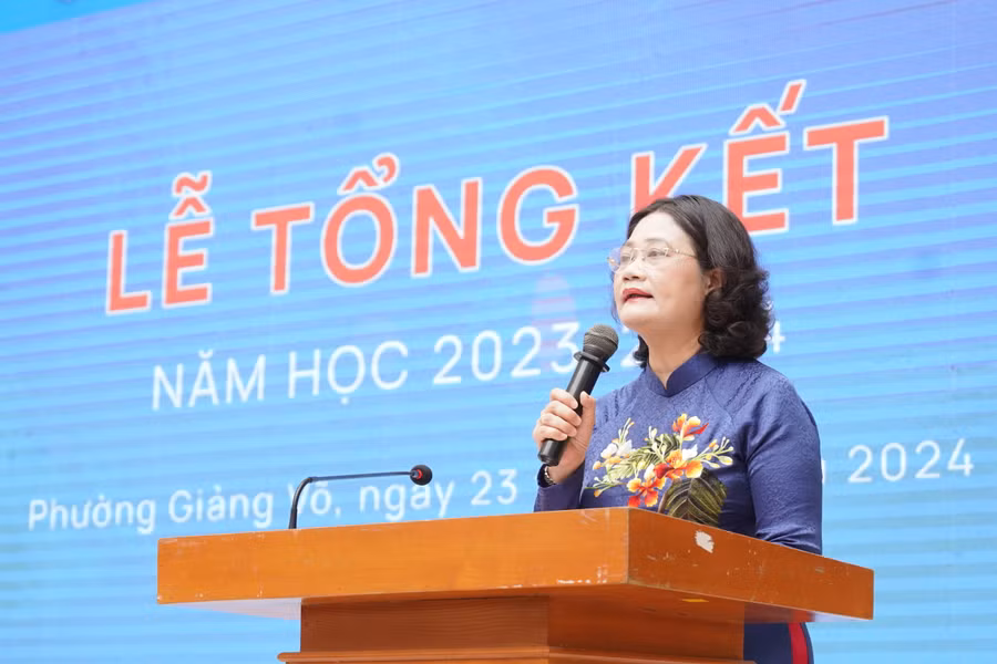 Cô Tô Thị Hải Yến phát biểu tổng kết năm học. Cô Tô Thị Hải Yến phát biểu tổng kết năm học.