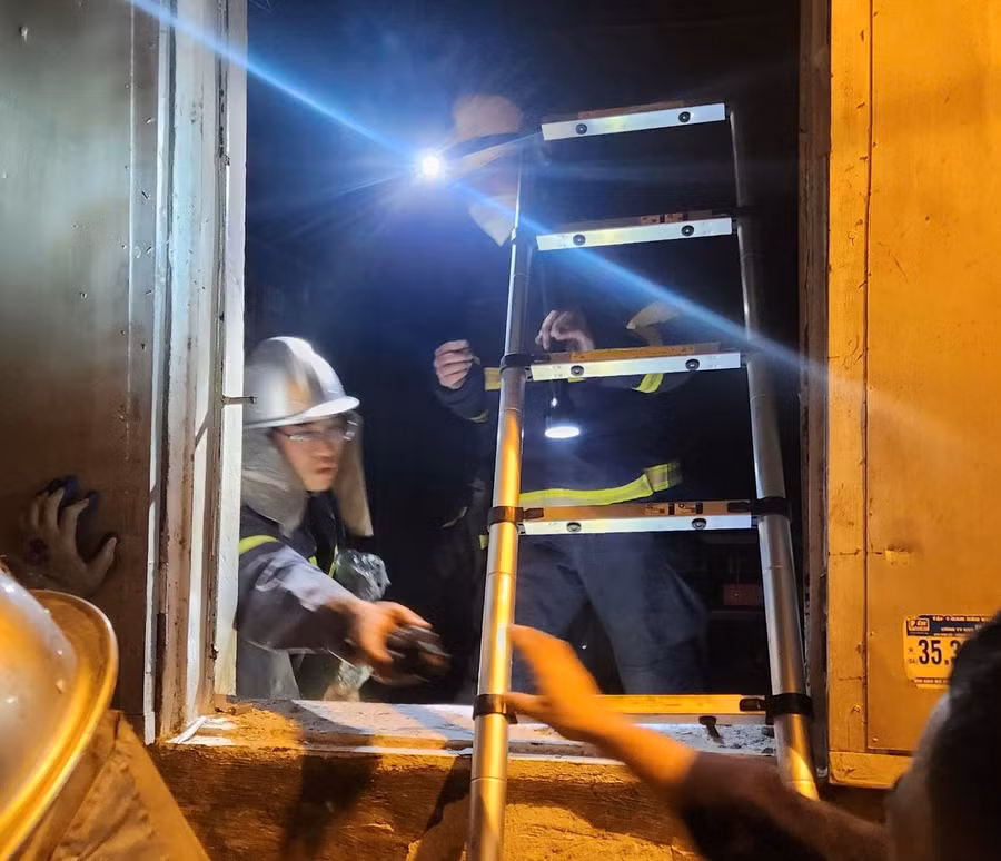 Lực lượng Cảnh sát PCCC làm nhiệm vụ tại hiện trường.