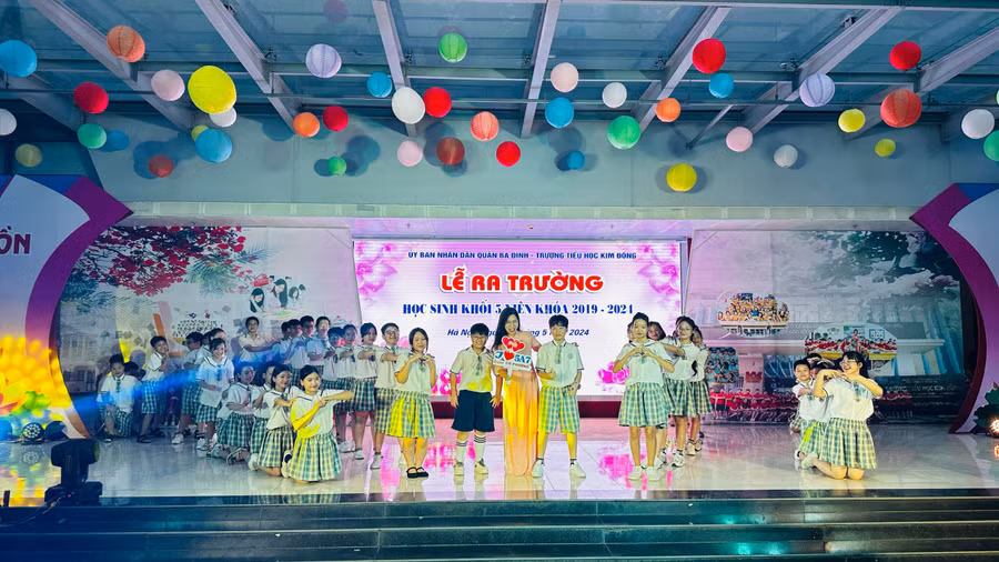 Hình ảnh buổi lễ ra trường học sinh khối 5.