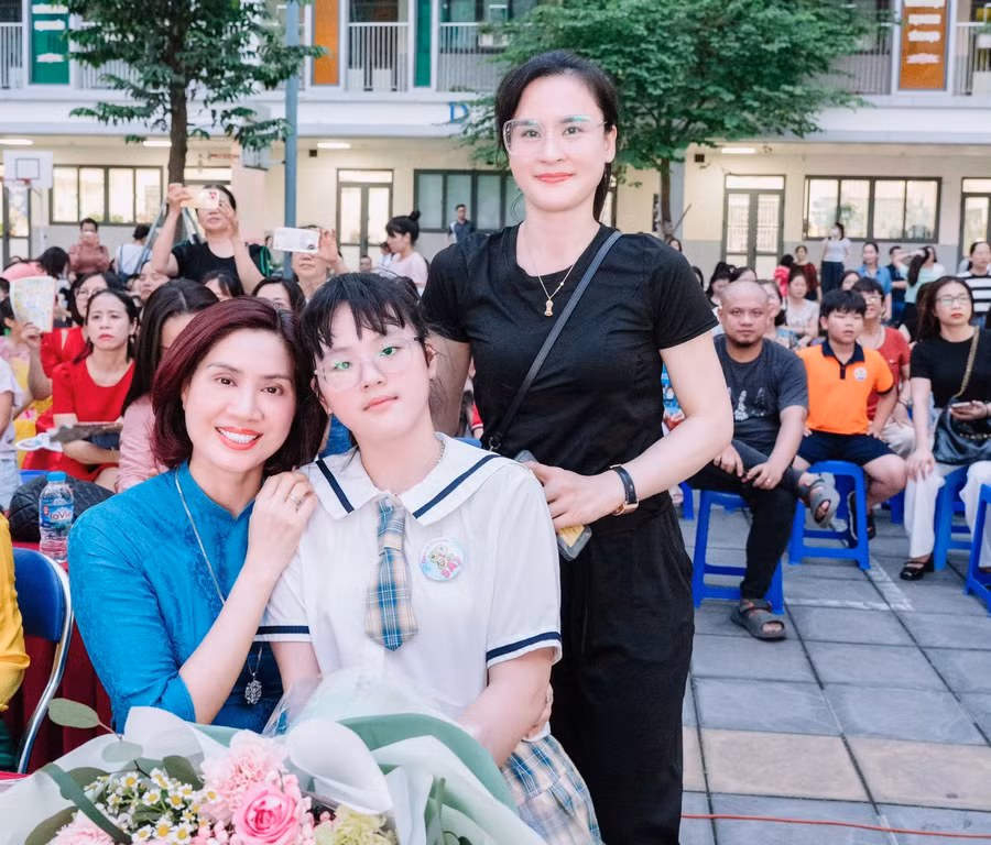 Hiệu trưởng trường Tiểu học Kim Đồng - Nguyễn Thị Vân Anh (áo xanh) cùng đồng nghiệp và học trò hân hoan tổng kết năm học 2023 -2024.