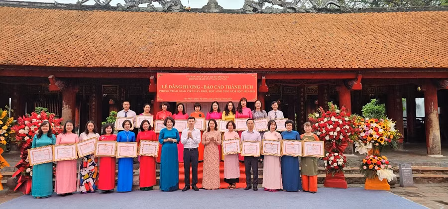 Các trường trên địa bàn quận Đống Đa đón nhận khen thưởng về việc thành tích tiêu biểu trong phong trào giáo viên dạy giỏi, nhân viên nuôi dưỡng giỏi năm học 2023 - 2024. Các trường trên địa bàn quận Đống Đa đón nhận khen thưởng về việc thành tích tiêu biểu trong phong trào giáo viên dạy giỏi, nhân viên nuôi dưỡng giỏi năm học 2023 - 2024.