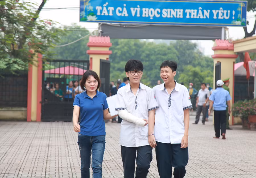 Niềm vui của thí sinh "đặc biệt" tại điểm thi Trường THCS Trần Phú (quận Hoàng Mai). Do gặp tai nạn, gãy tay trước kì thi nên em không thể viết được bài thi và phải nhờ học sinh lớp 8 cùng trường hỗ trợ chép bài.