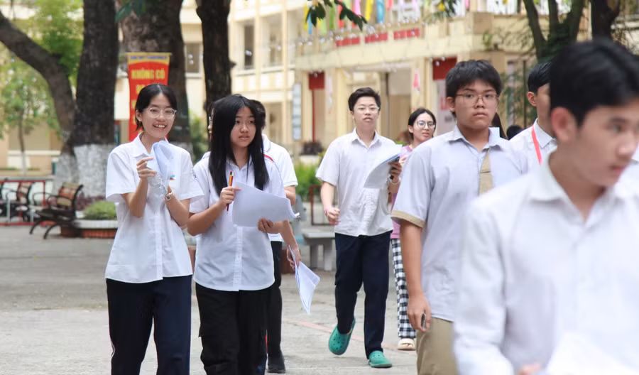 Nhiều thí sinh rời phòng thi trong tâm trạng phấn khởi vì làm tốt bài thi.