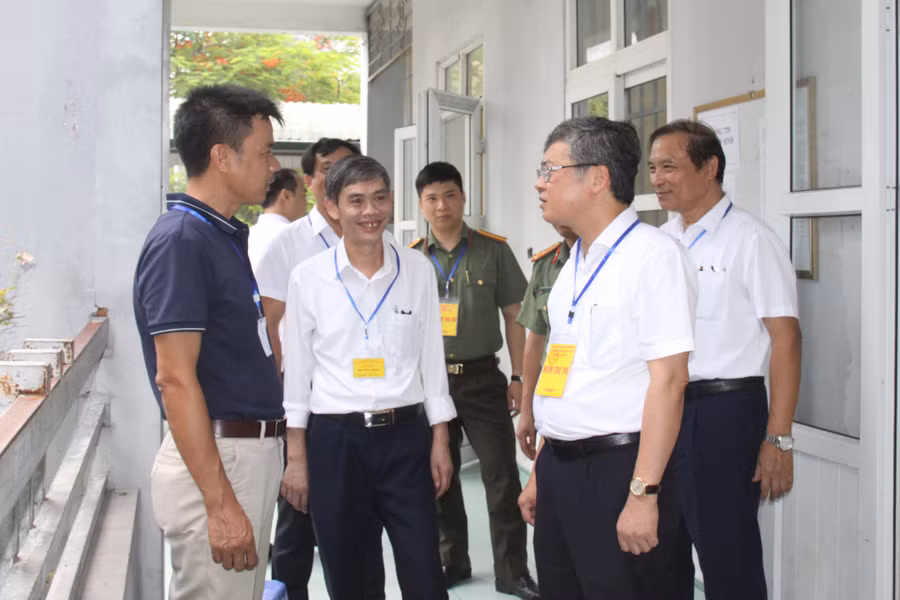 Lãnh đạo tỉnh Hưng Yên kiểm tra công tác tổ chức coi thi.