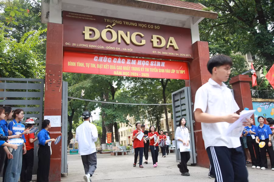 Chiều 8/6, gần 106.000 thí sinh trên địa bàn Hà Nội đã hoàn thành bài thi môn Ngoại ngữ, môn thi thứ hai của kỳ thi tuyển sinh lớp 10 trung học phổ thông năm học 2024-2025.