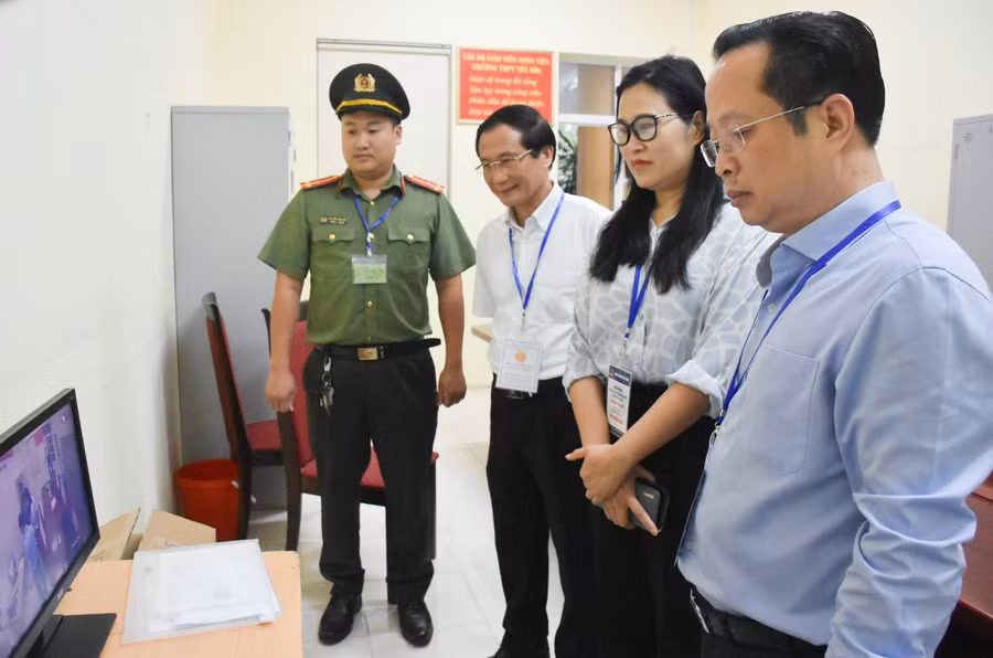 Đoàn công tác kiểm tra hệ thống camera giám sát.