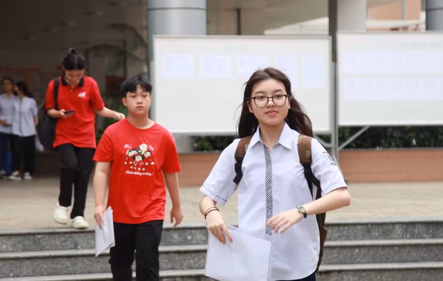 Đề thi được các thí sinh đánh giá là không khó với phần điểm nhiều nhất liên quan đến bài thơ "Đồng chí" của Chính Hữu.