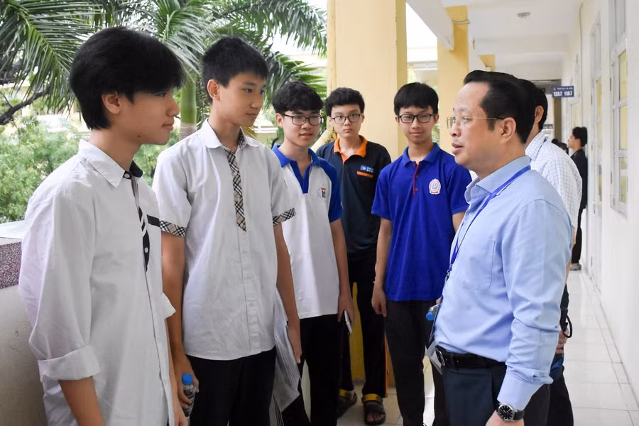 Giám đốc Sở GD&amp;ĐT Hà Nội động viên các thí sinh trước giờ làm bài thi.