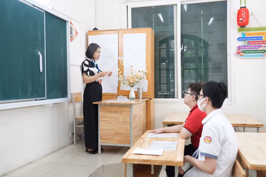 Giám thị phổ biến quy chế thi cho thí sinh "đặc biệt" tại điểm thi Trường THCS Nguyễn Công Trứ (quận Ba Đình). Giám thị phổ biến quy chế thi cho thí sinh "đặc biệt" tại điểm thi Trường THCS Nguyễn Công Trứ (quận Ba Đình).