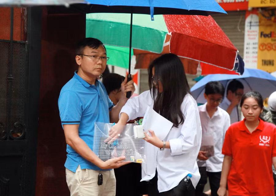 Điểm khác biệt của bài thi môn toán là phải tính toán, xử lý nhiều số liệu nên vật dụng mang vào phòng thi ở môn này cũng đa dạng hơn gồm bút viết, bút chì, thước kẻ, ê ke, tẩy và máy tính.