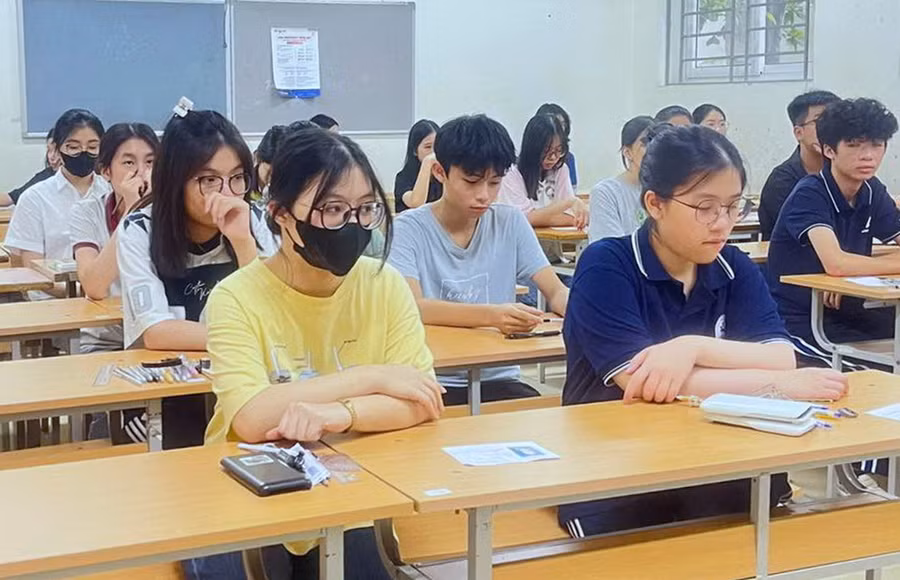 Các thí sinh trước giờ làm bài thi. Các thí sinh trước giờ làm bài thi.