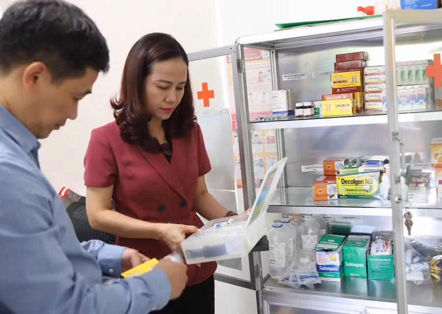 Phó GĐ Sở GD&ĐT Hà Nội Vương Hương Giang; Phó Chủ tịch Thường trực UBND quận Hoàn Kiếm Nguyễn Quốc Hoàn kiểm tra tủ thuốc, dụng cụ y tế. Phó GĐ Sở GD&ĐT Hà Nội Vương Hương Giang; Phó Chủ tịch Thường trực UBND quận Hoàn Kiếm Nguyễn Quốc Hoàn kiểm tra tủ thuốc, dụng cụ y tế.