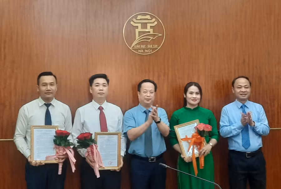 Lãnh đạo Sở GD&ĐT Hà Nội trao quyết định bổ nhiệm cán bộ vào tháng 6/2023.