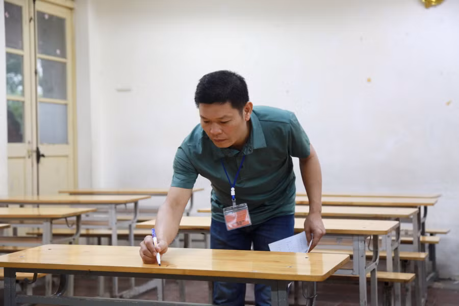 Công tác phổ biến quy chế thi, kiểm tra, kiểm soát vật dụng của thí sinh trước khi vào phòng thi vẫn cần được cán bộ coi thi coi trọng và đẩy mạnh hơn