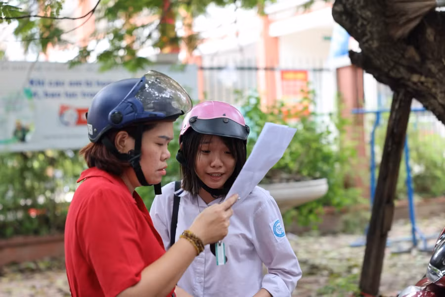 Thí sinh chia sẻ niềm vui làm tốt bài thi với mẹ.