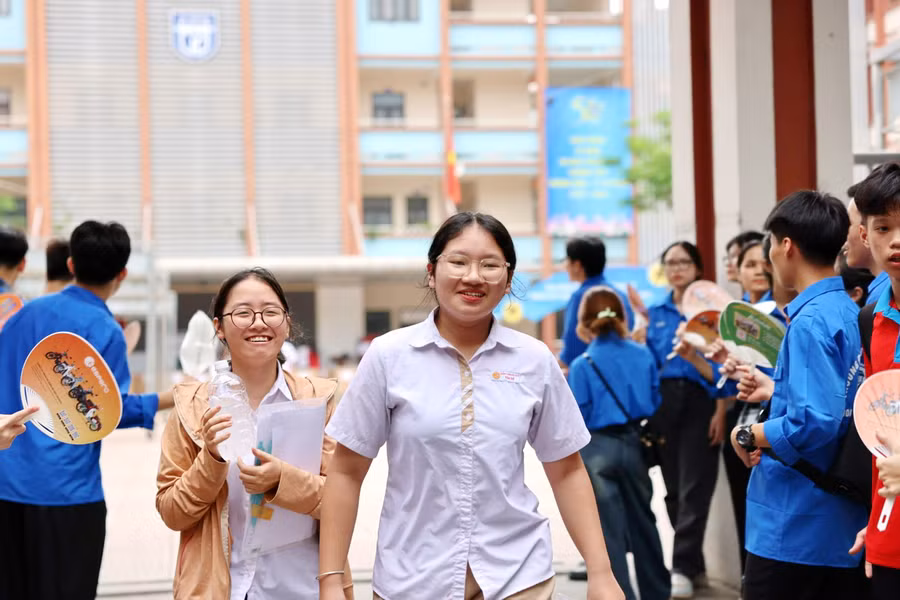 Niềm vui sau khi hoàn thành tốt bài thi.