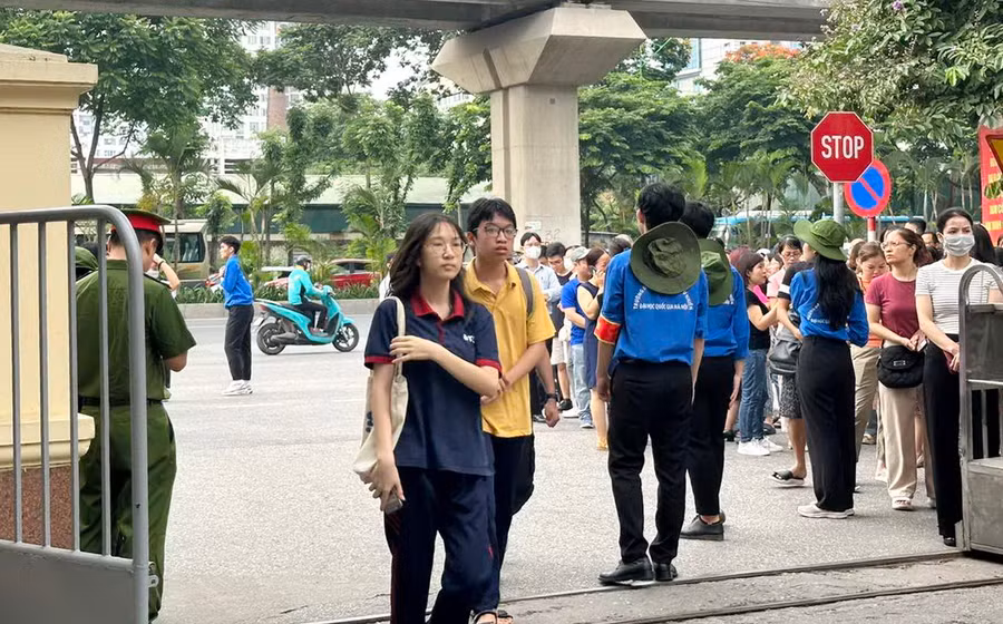 Thí sinh tự tin bước vào phòng thi.
