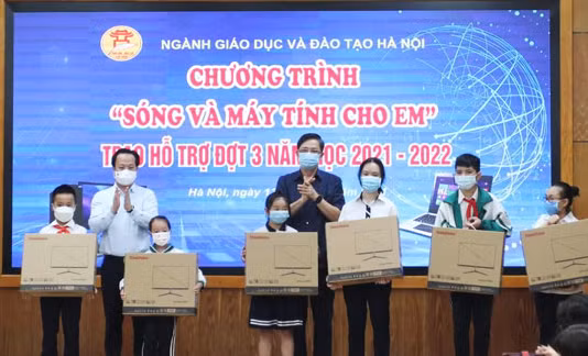 Trao máy tính cho em. Ảnh Sở GDĐT Hà Nội