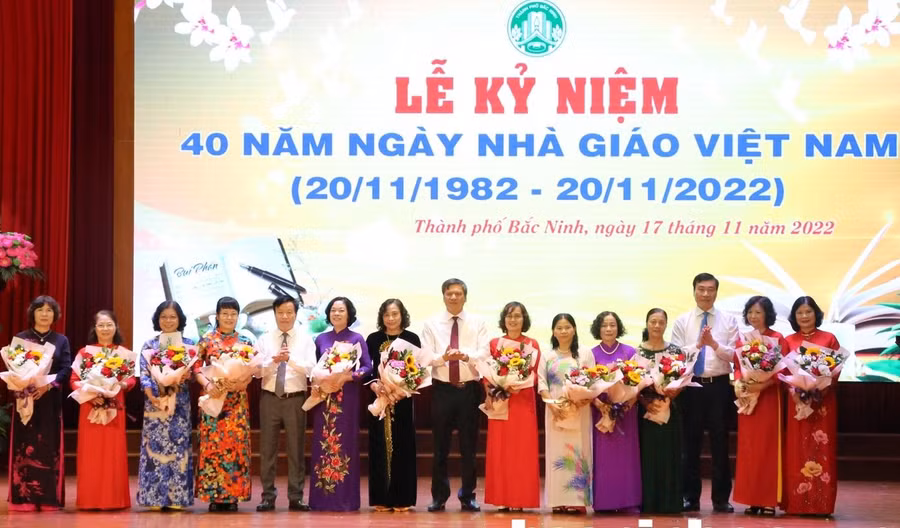 Lãnh đạo thành phố Bắc Ninh tặng hoa tri ân các Nhà giáo ưu tú.