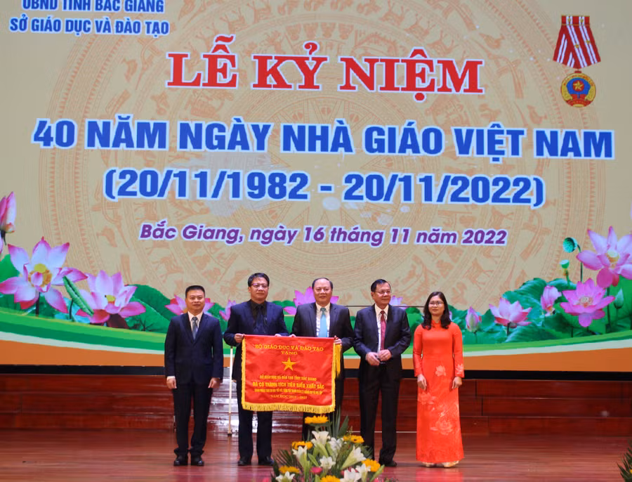 Thừa ủy quyền, ông Nguyễn Ngọc Ân - Chủ tịch Công đoàn Giáo dục Việt Nam trao Cờ thi đua xuất sắc cho Sở GD&amp;ĐT Bắc Giang.