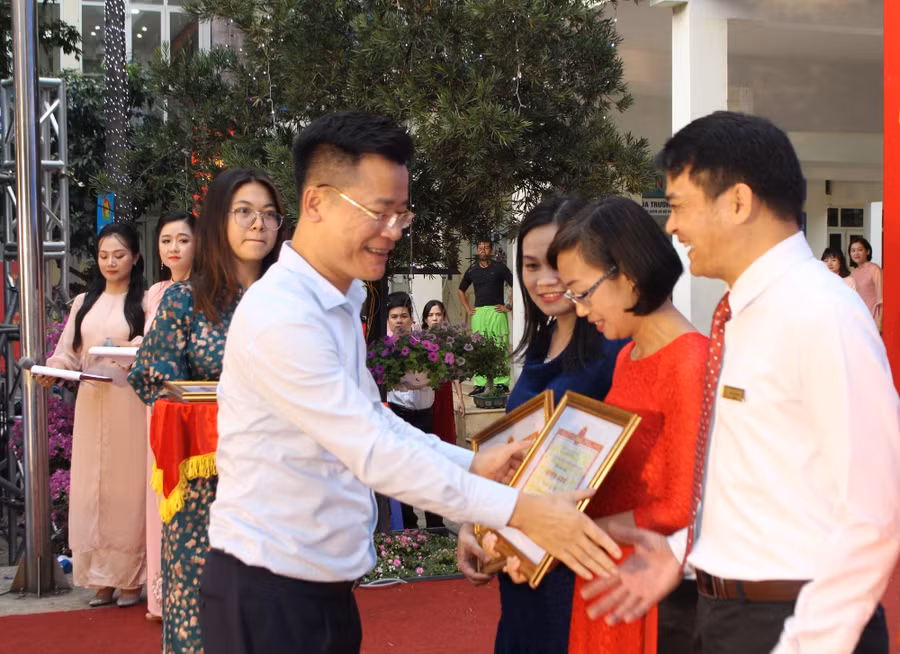 Ông Lê Đức Thuận - Trưởng phòng GD&ĐT quận Ba Đình trao bằng khen cho thầy cô đạt danh hiệu chiến sĩ thi đua cơ sở. Ông Lê Đức Thuận - Trưởng phòng GD&ĐT quận Ba Đình trao bằng khen cho thầy cô đạt danh hiệu chiến sĩ thi đua cơ sở.