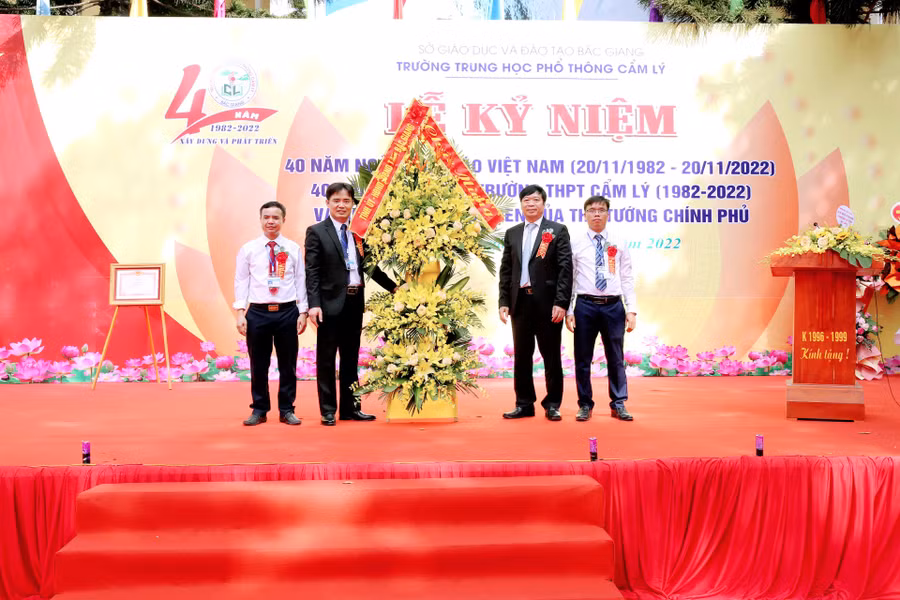 Đại diện lãnh đạo tỉnh Bắc Giang tặng hoa chúc mừng 40 năm ngày thành lập Trường THPT Cẩm Lý.
