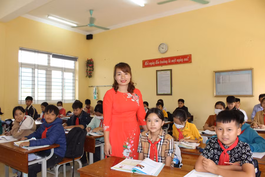 Cô giáo Đinh Thúy Hoàn trong giờ lên lớp với học sinh môn Lịch sử.