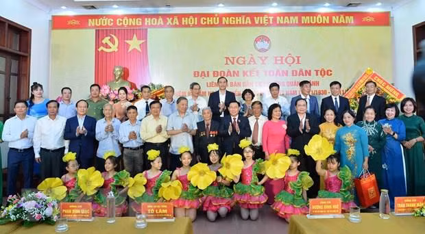 Chủ tịch Quốc hội Vương Đình Huệ và Phó Chủ tịch Thường trực Quốc hội Trần Thanh Mẫn cùng các đại biểu phường Quán Thánh.
