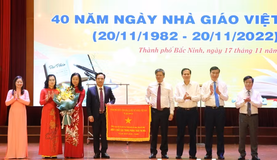 Phòng GD&amp;ĐT TP Bắc Ninh vinh dự nhận Cờ thi đua của Chính phủ.