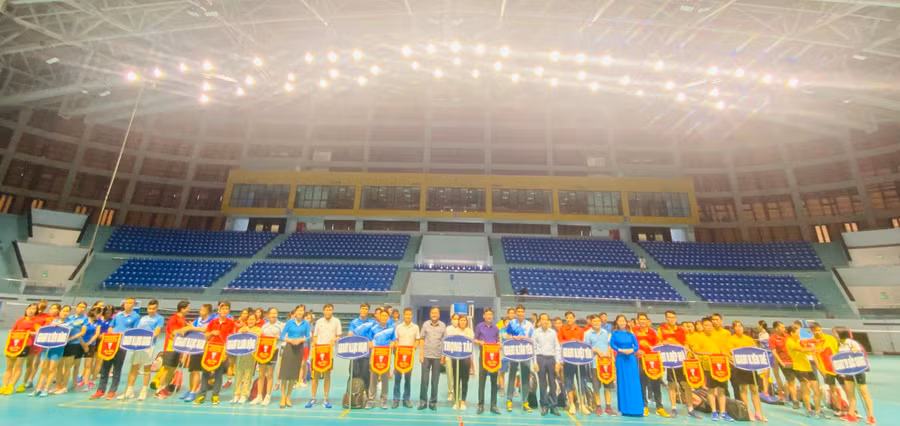Các đại biểu tặng Cờ lưu niệm, động viên các đội và vận động viên thi đấu. Các đại biểu tặng Cờ lưu niệm, động viên các đội và vận động viên thi đấu.
