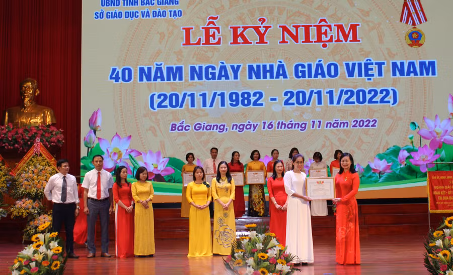 Bà Trần Thúy Hoàn - Chủ tịch Công đoàn Giáo dục Bắc Giang trao giấy khen cho giáo viên tiểu biểu.