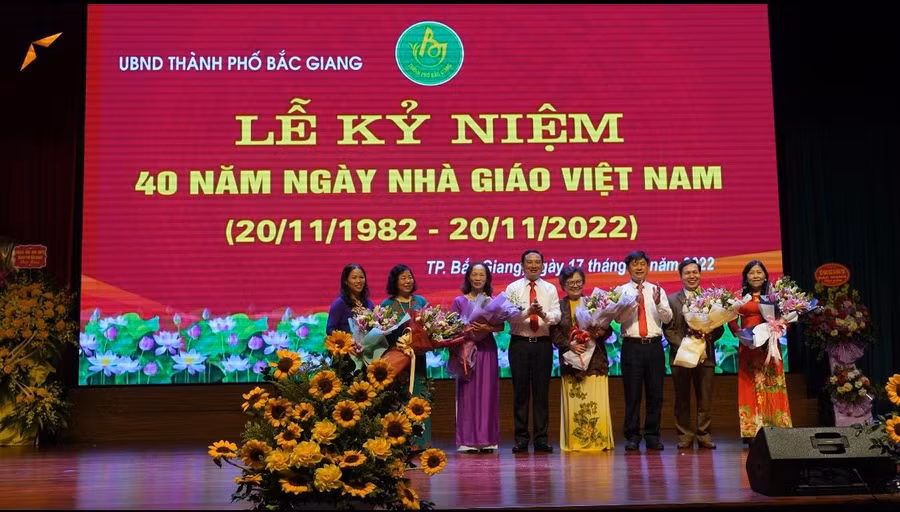 Lãnh đạo thành phố Bắc Giang chúc mừng, tri ân nhà giáo Nhân dân, nhà giáo ưu tú.