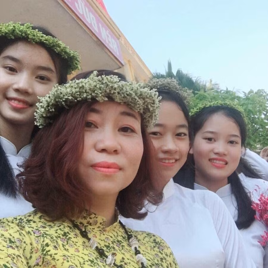 Ngoài giờ trên lớp cô Đinh Thị Hảo luôn gần gũi, chia sẻ với học trò.