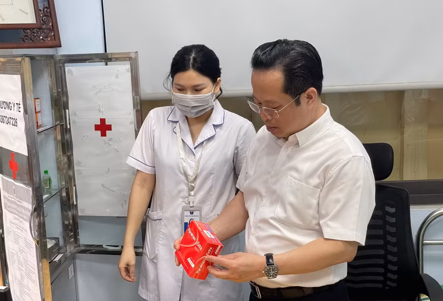 Giám đốc Sở GD&amp;ĐT kiểm tra công tác y tế tại điểm thi.