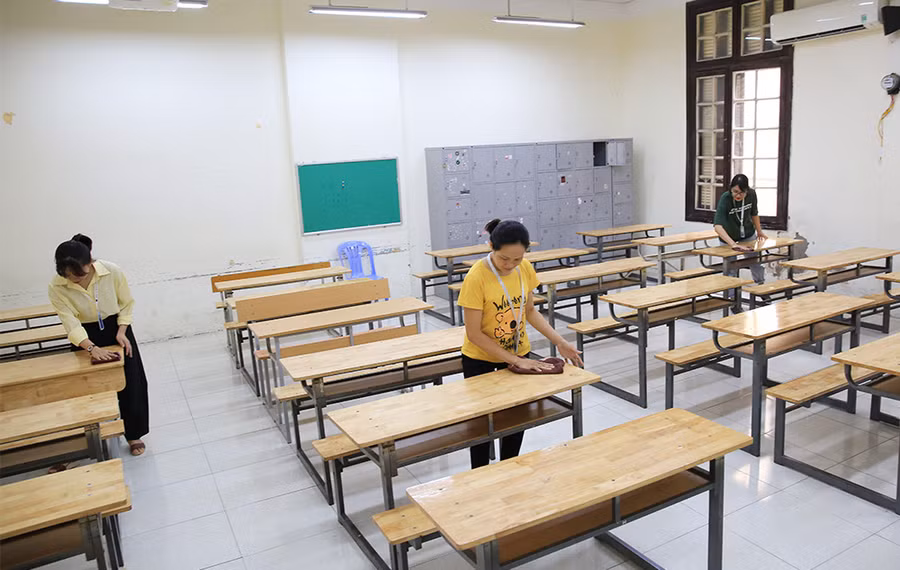 Triển khai dọn vệ sinh tại điểm thi Trường THPT Phan Đình Phùng, quận Ba Đình.