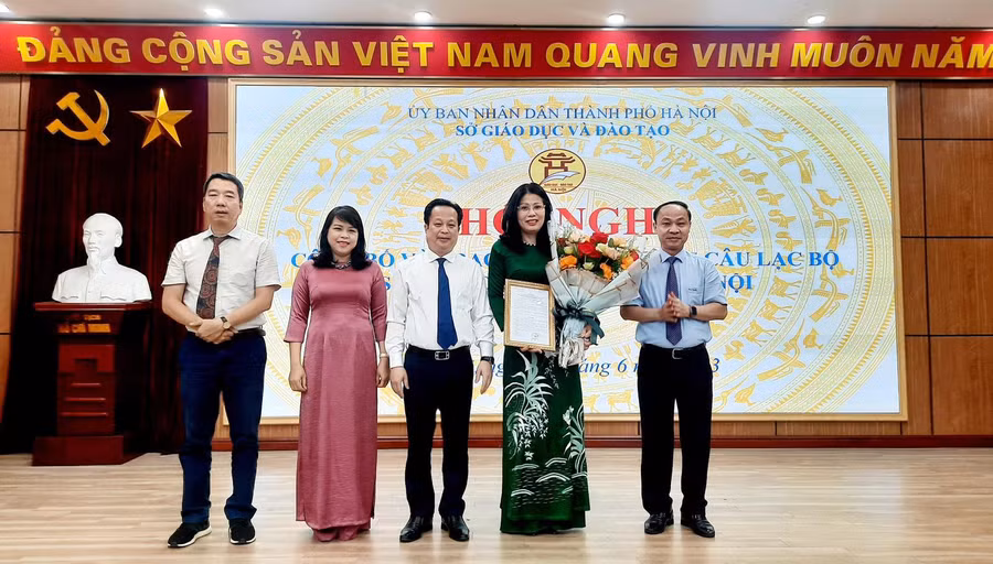 Lãnh đạo Sở GD&ĐT Hà Nội trao quyết định thành lập các câu lạc bộ.