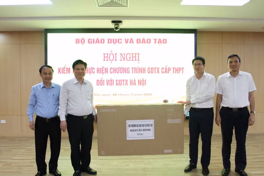 Thứ trưởng Nguyễn Hữu Độ tặng quà ngành GD-ĐT huyện Hoài Đức