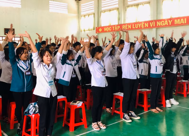 Học sinh Trường THPT Yên Khánh A trong giờ sinh hoạt ngoại khóa.