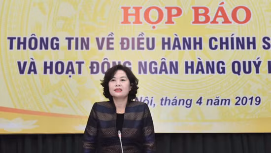 Phó Thống đốc NHN Nguyễn Thị Hồng thông tin tại buổi họp báo.