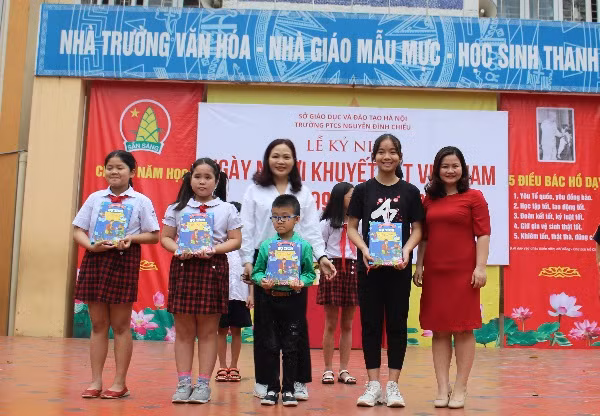 Các em học sinh đạt thành tích cao trong các cuộc thi giới thiệu sách do trường PTCS Nguyễn Đình Chiểu tổ chức. 