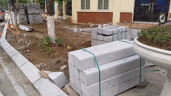 Các loại vật liệu là đá tự nhiên, gạch tezarro hoặc gạch bê tông vân đá, gạch block được sử dụng lát vỉa hè.
