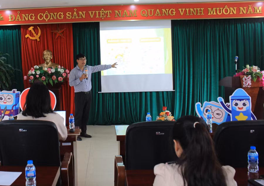 Giáo viên tại buổi tập huấn thích thú với bài giới thiệu ứng dụng Con Sáng Tạo của TS. Đặng Xuân Cương - Viện Khoa học Giáo dục Việt Nam.